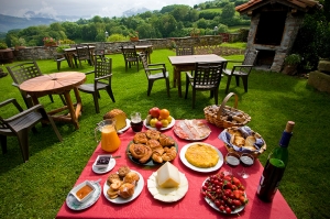 Desayuno buffet en el jardín