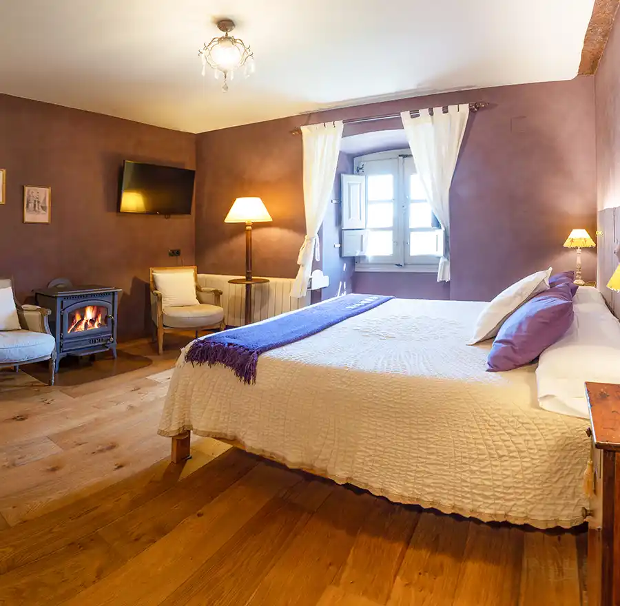 Habitación doble superior con chimenea – Vistas a la montaña y al valle